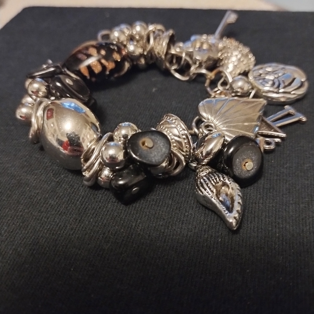 Set of 4 Vintage Chunky Bracelets - Picture 3 of 11